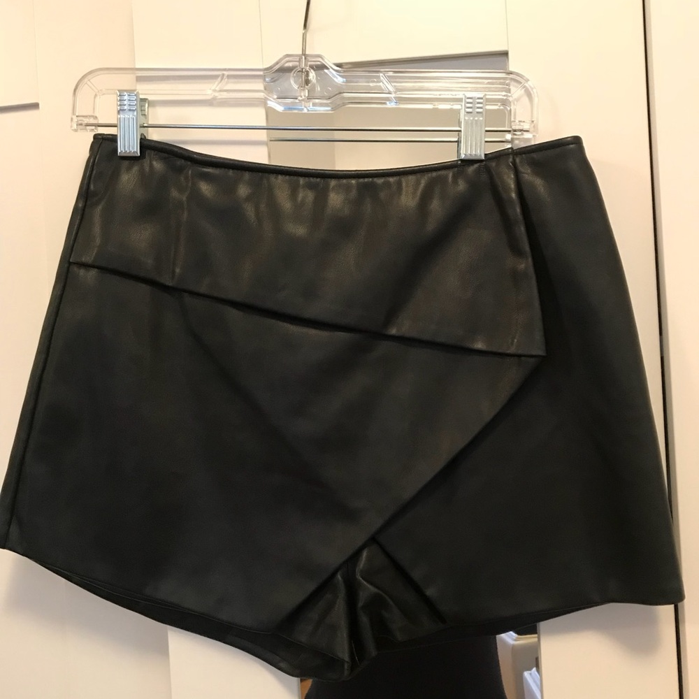 LEATHER BLACK SKORT